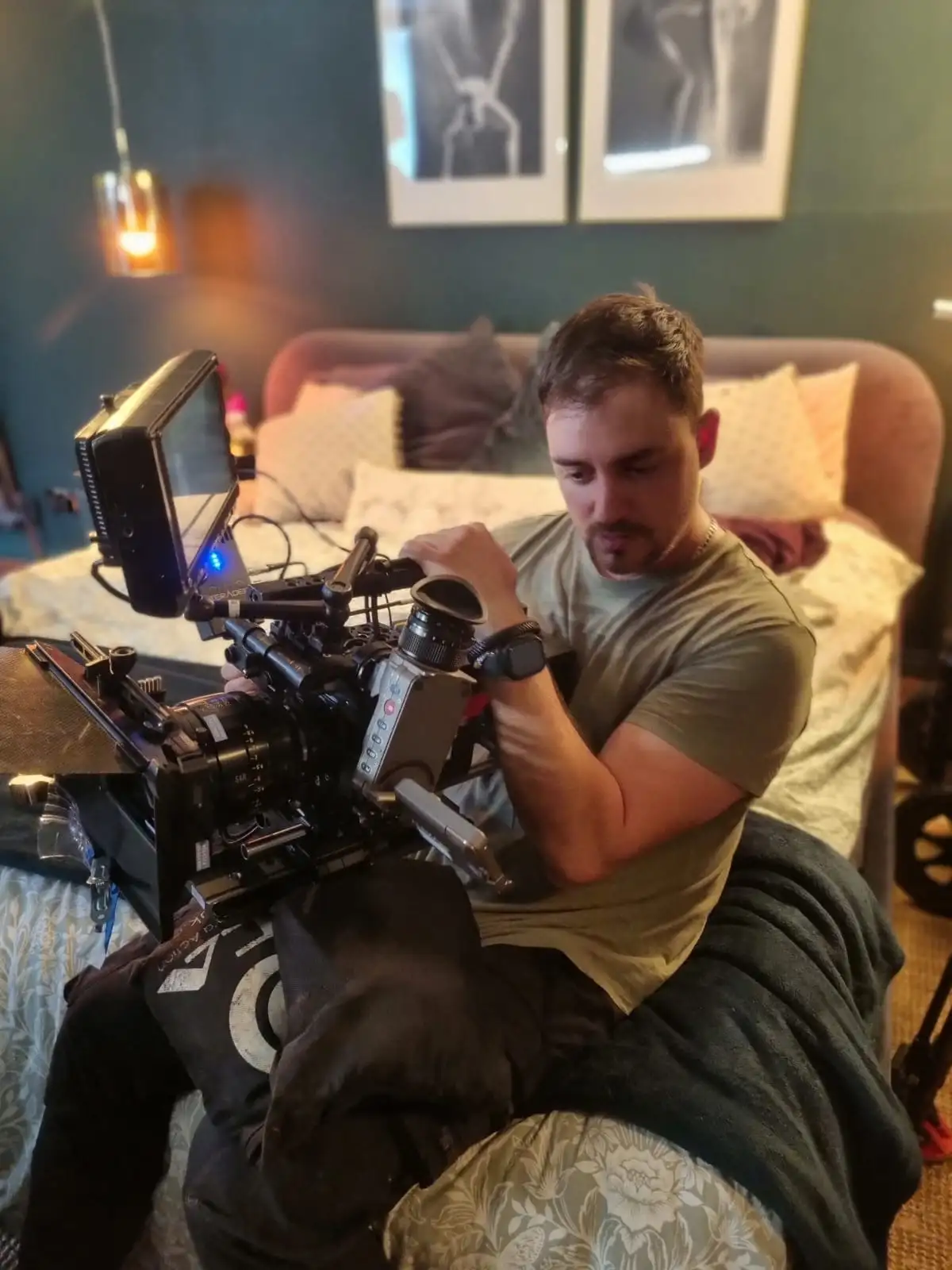A DOP handling a camera
